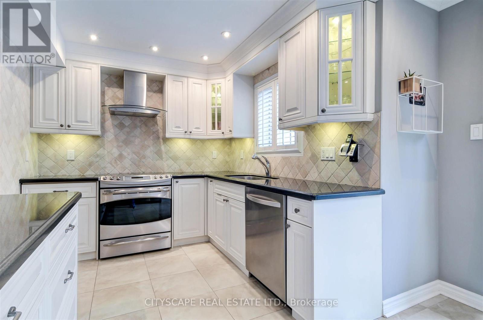 353 Sparrow Circle, Pickering, ON - Indoor Photo Showing Kitchen With Upgraded Kitchen