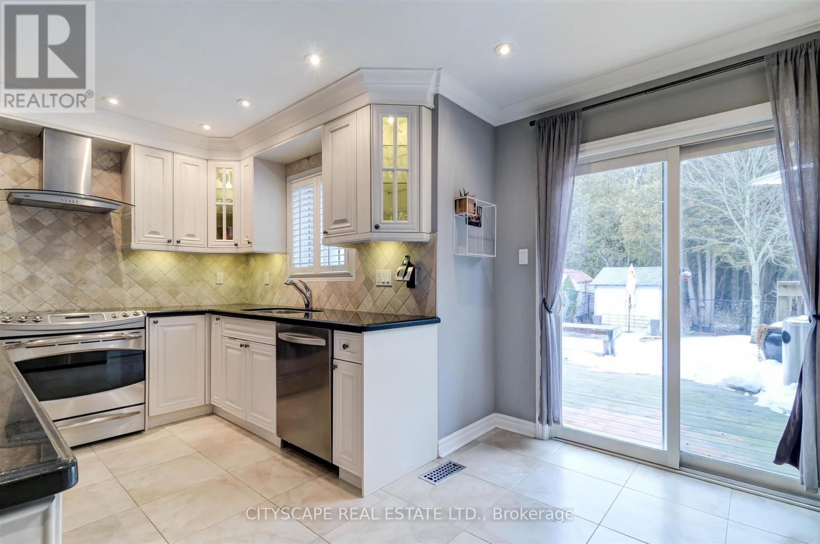 353 Sparrow Circle, Pickering, ON - Indoor Photo Showing Kitchen