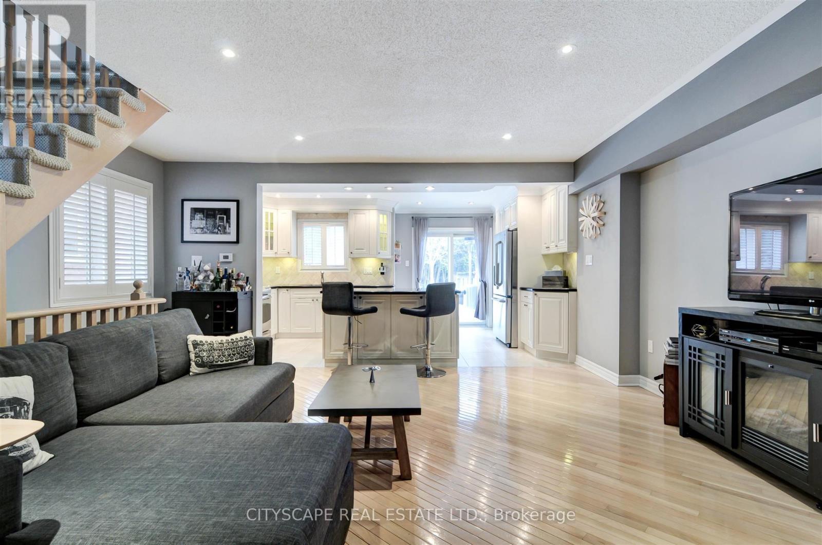 353 Sparrow Circle, Pickering, ON - Indoor Photo Showing Living Room