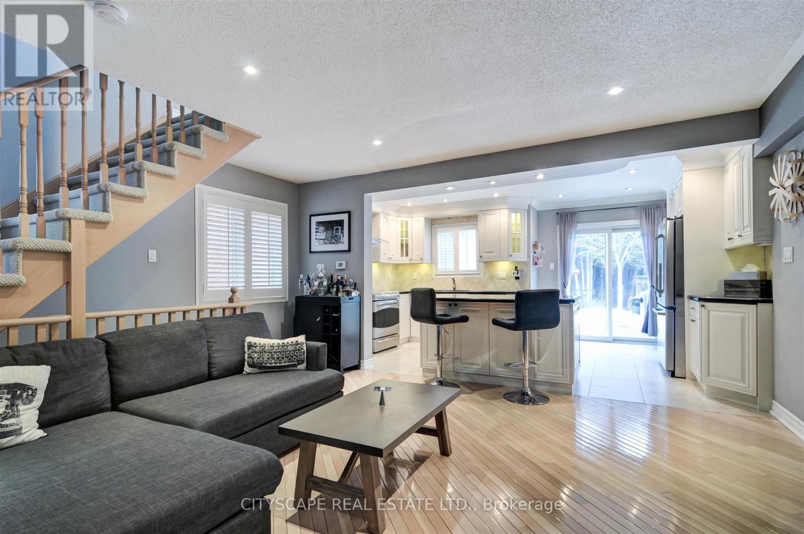 353 Sparrow Circle, Pickering, ON - Indoor Photo Showing Living Room