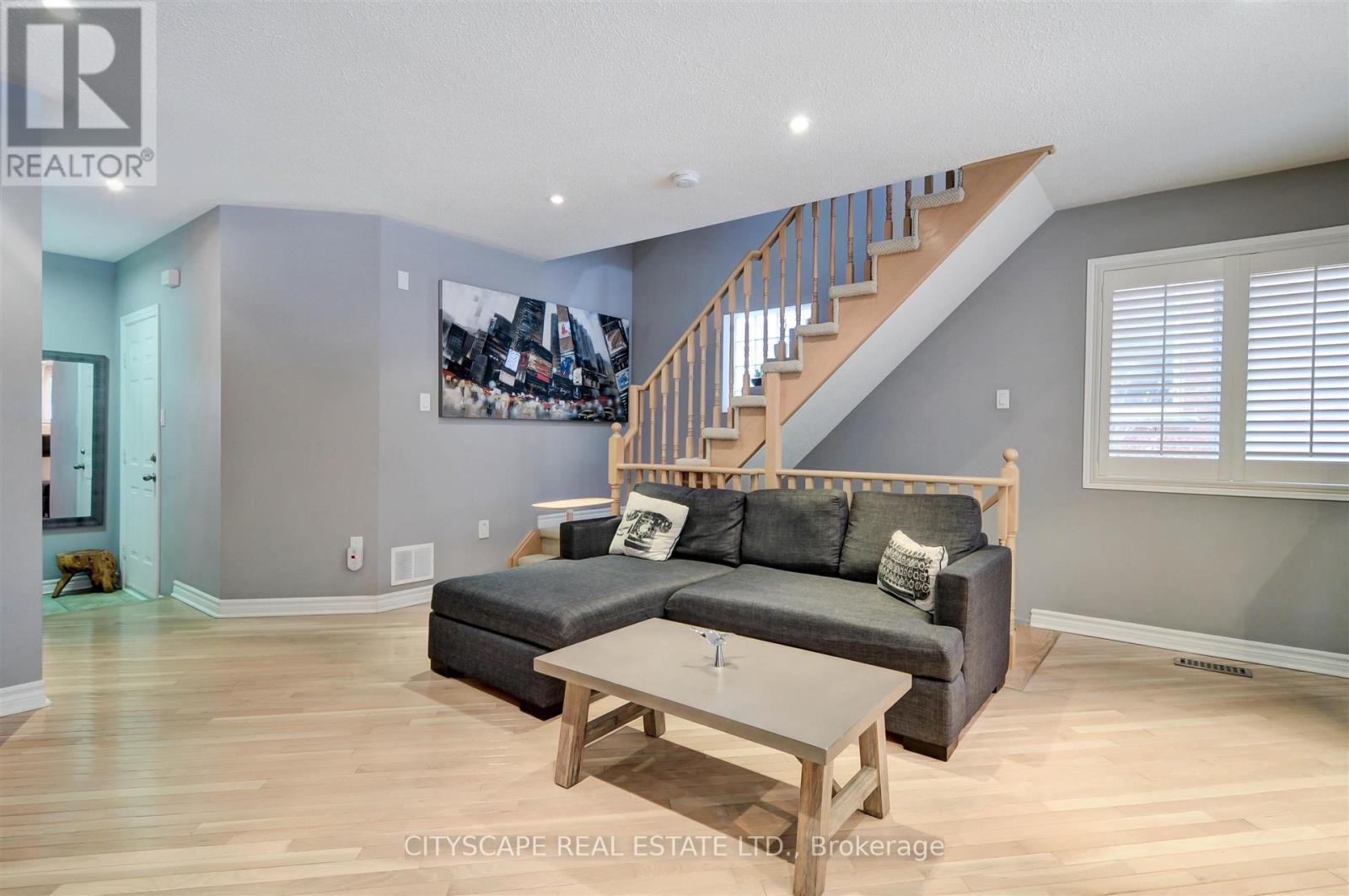 353 Sparrow Circle, Pickering, ON - Indoor Photo Showing Living Room
