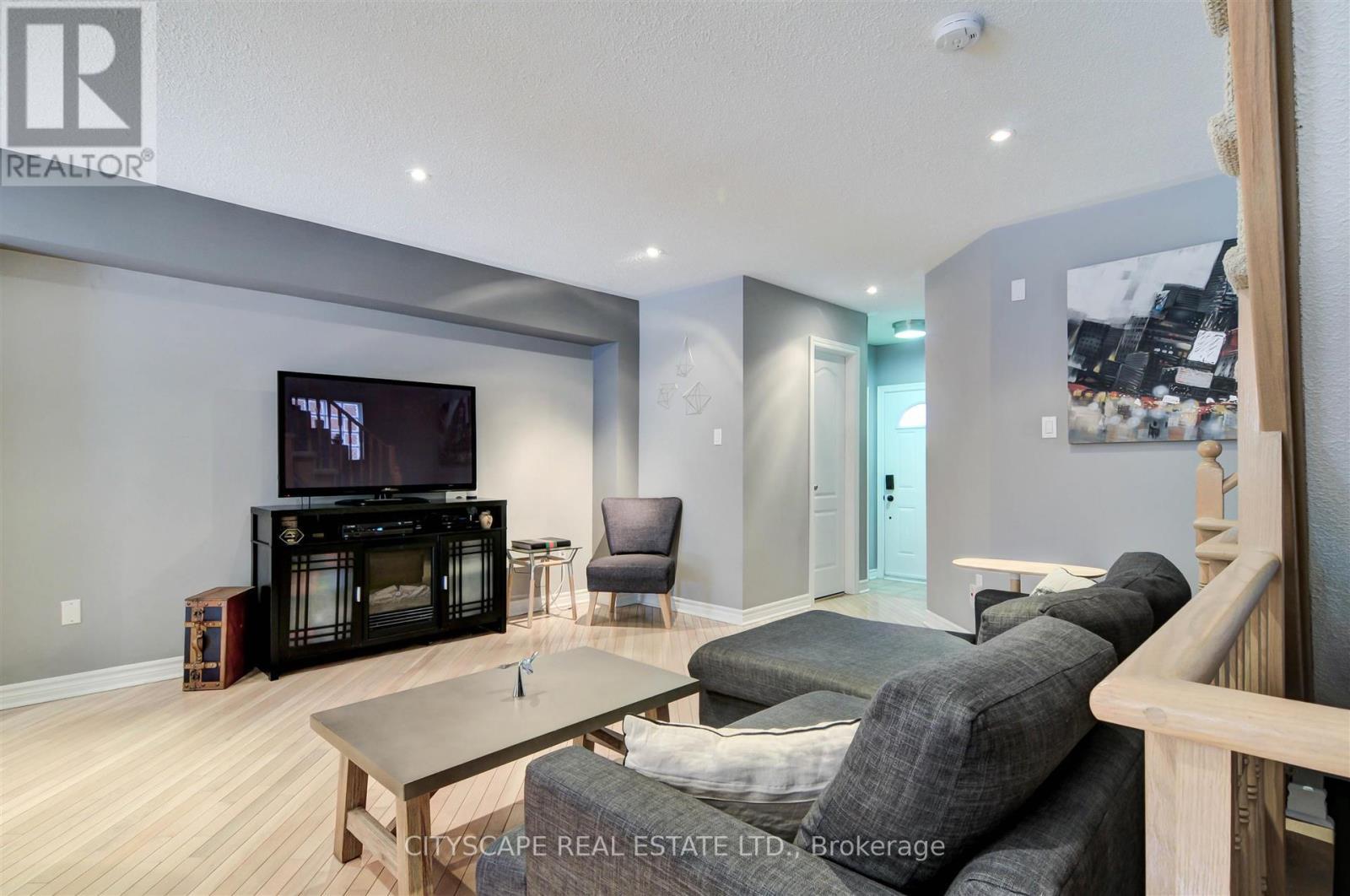 353 Sparrow Circle, Pickering, ON - Indoor Photo Showing Living Room