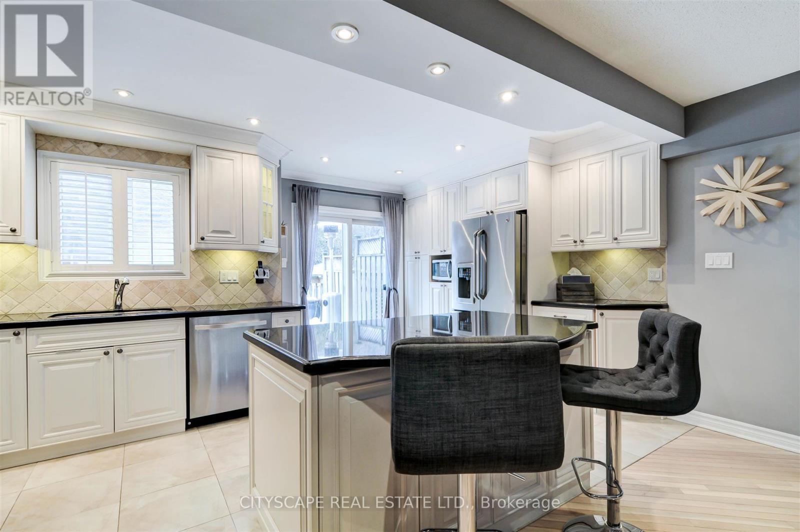 353 Sparrow Circle, Pickering, ON - Indoor Photo Showing Kitchen With Upgraded Kitchen