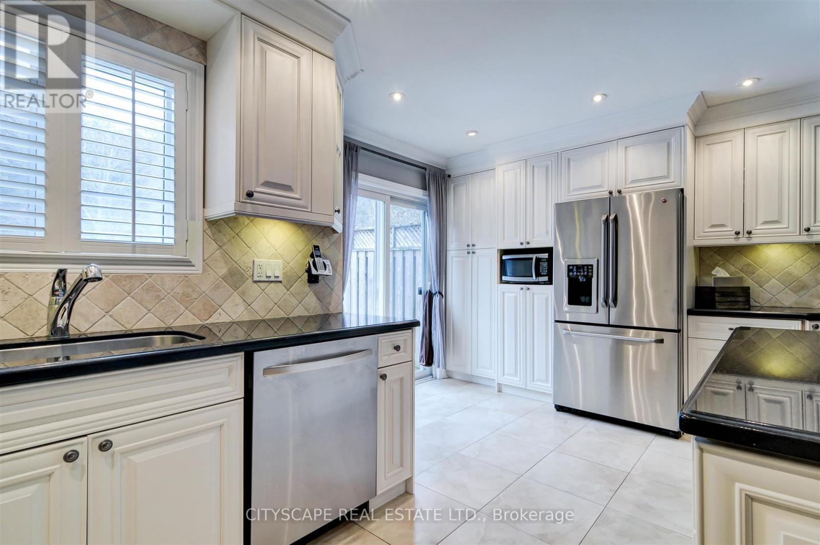353 Sparrow Circle, Pickering, ON - Indoor Photo Showing Kitchen