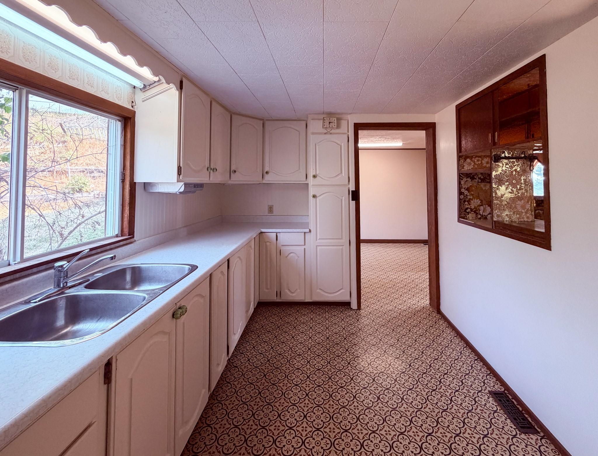 5740 95 Highway, Edgewater, BC - Indoor Photo Showing Kitchen With Double Sink