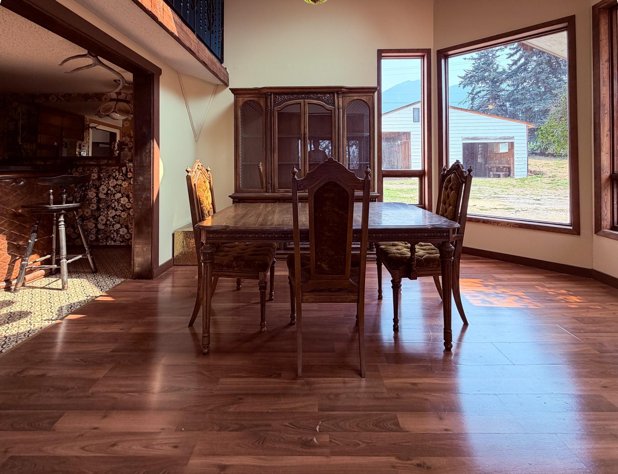 5740 95 Highway, Edgewater, BC - Indoor Photo Showing Dining Room