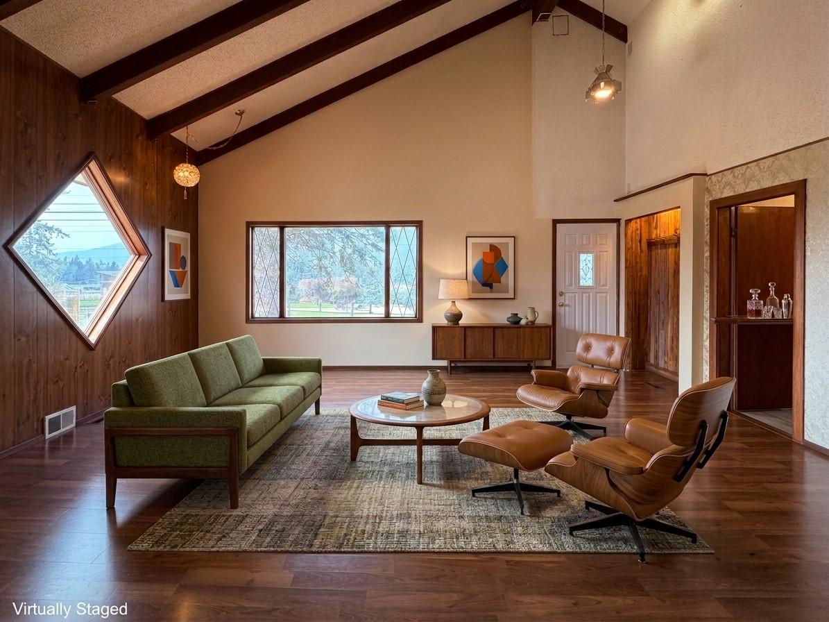 5740 95 Highway, Edgewater, BC - Indoor Photo Showing Living Room