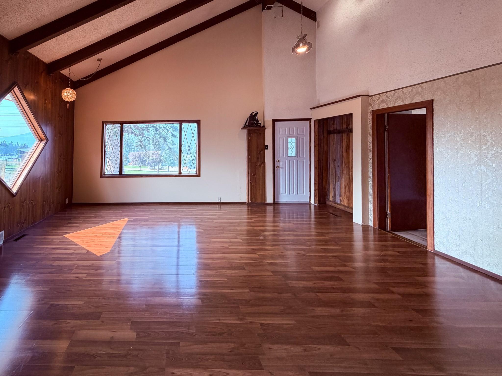 5740 95 Highway, Edgewater, BC - Indoor Photo Showing Other Room