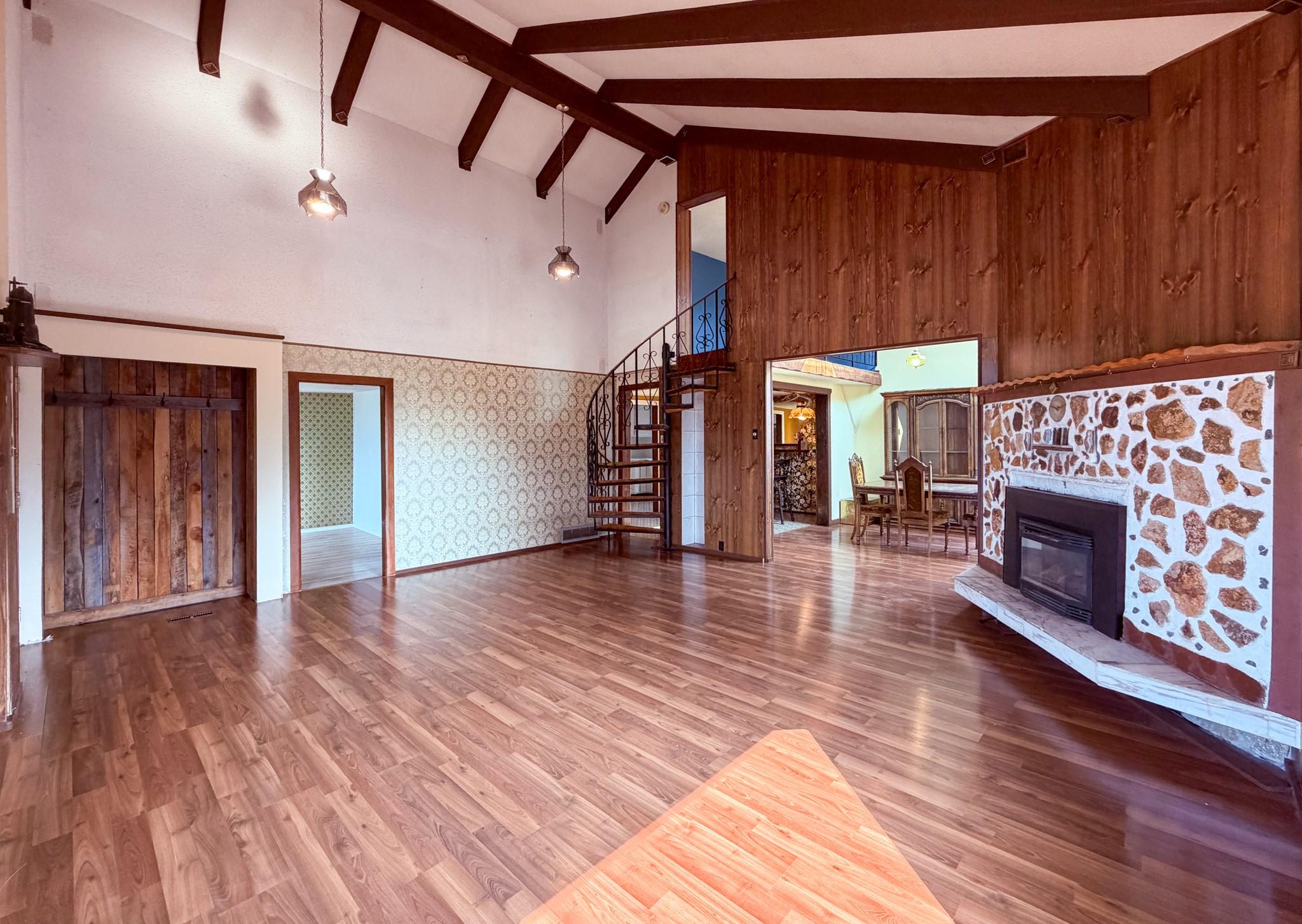 5740 95 Highway, Edgewater, BC - Indoor Photo Showing Other Room