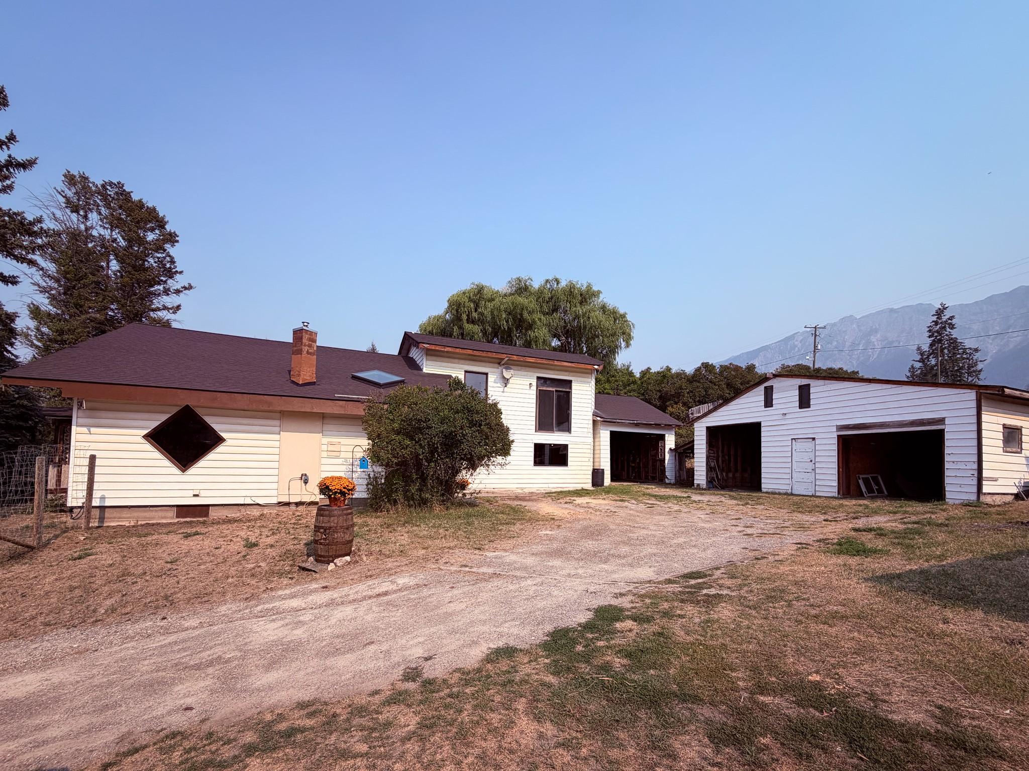 5740 95 Highway, Edgewater, BC - Outdoor