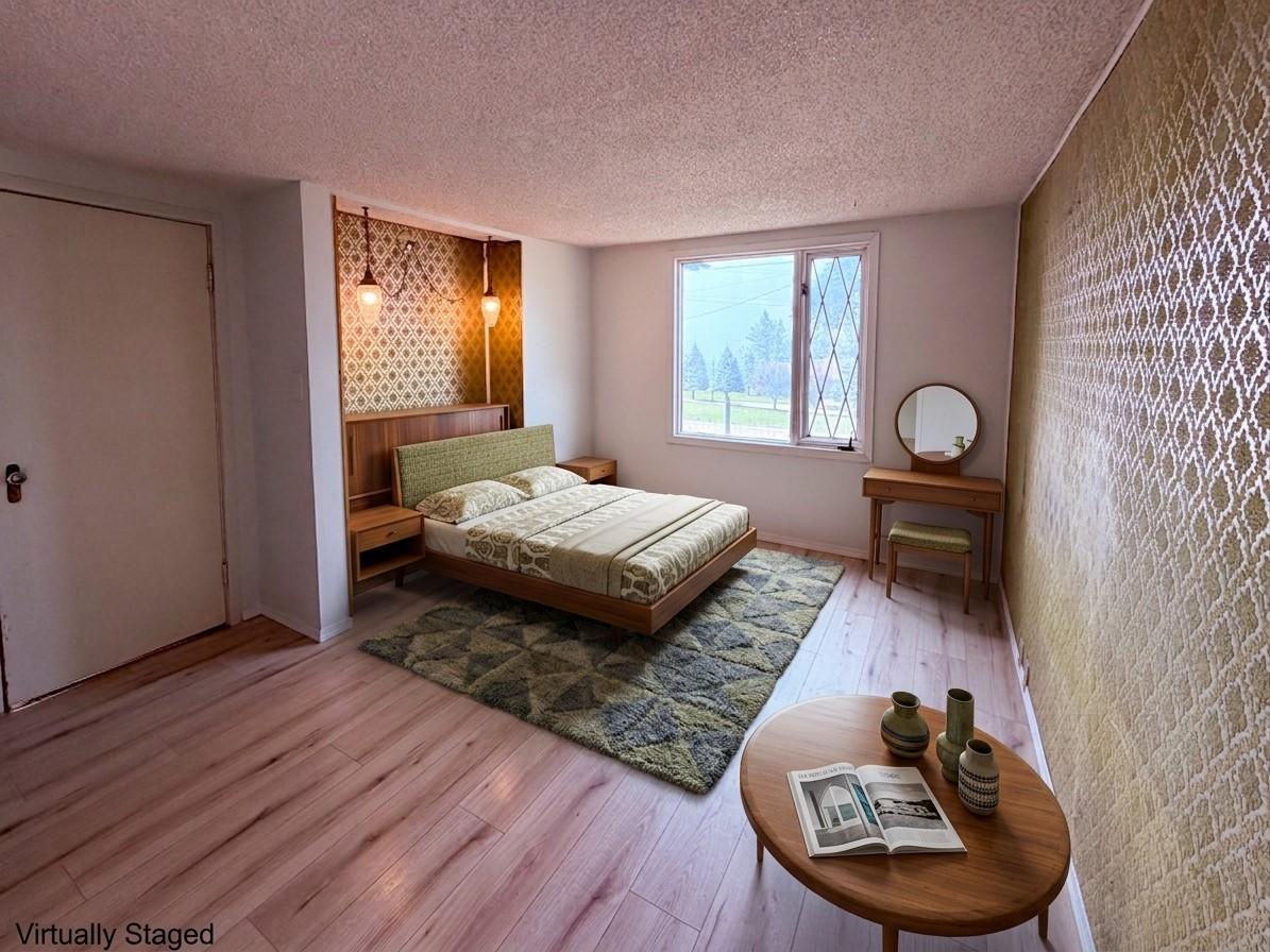 5740 95 Highway, Edgewater, BC - Indoor Photo Showing Bedroom