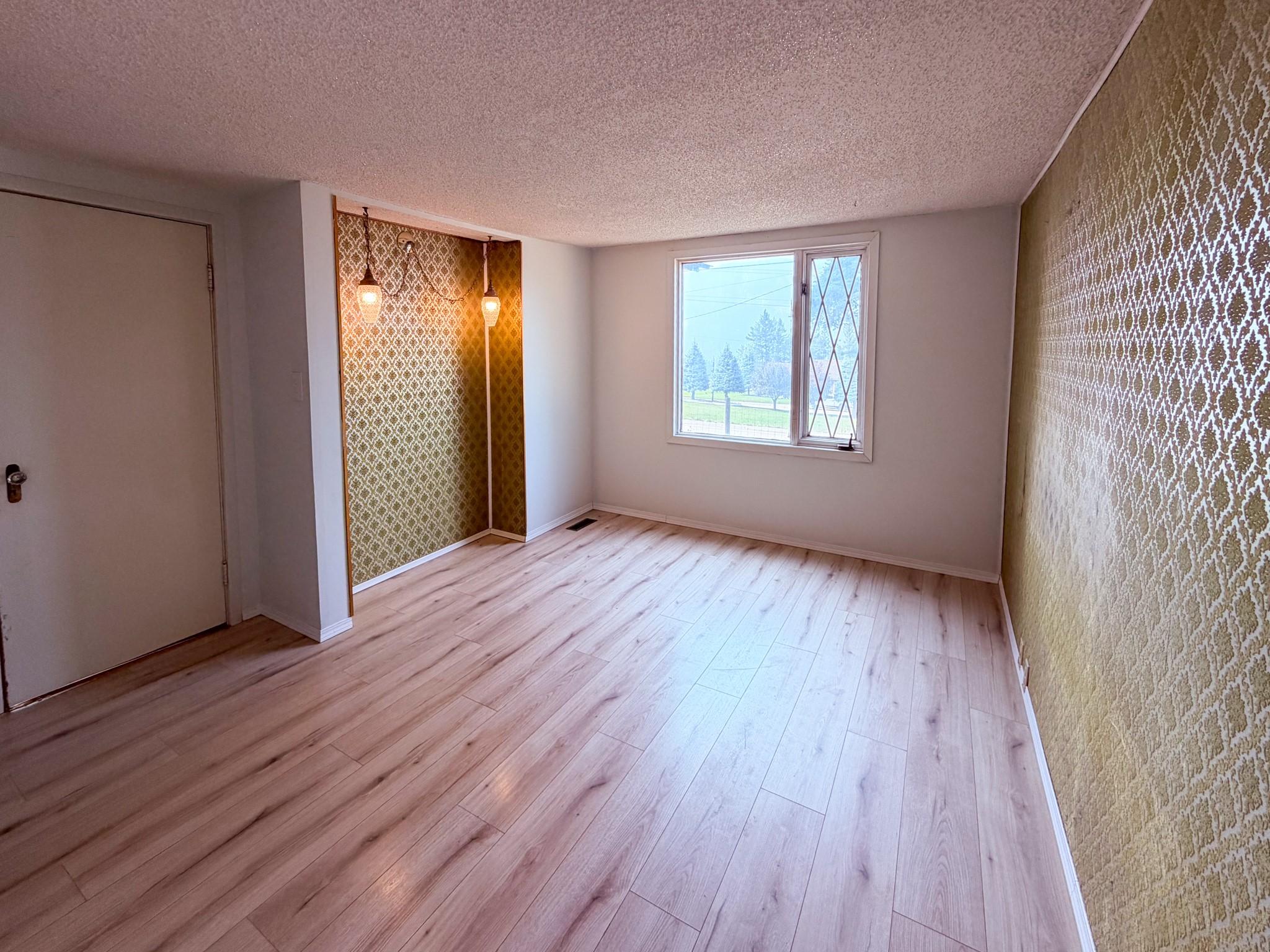 5740 95 Highway, Edgewater, BC - Indoor Photo Showing Other Room
