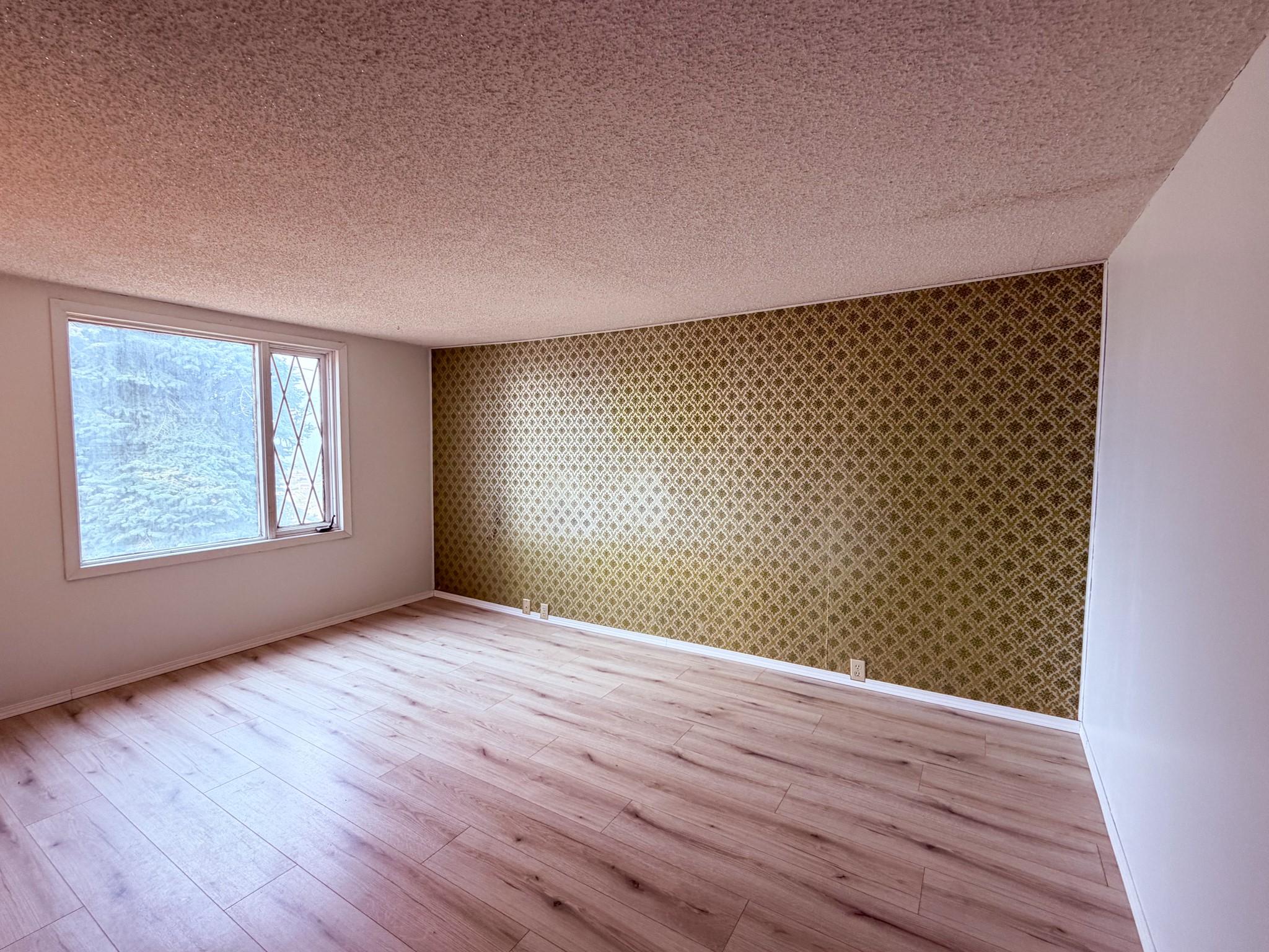 5740 95 Highway, Edgewater, BC - Indoor Photo Showing Other Room