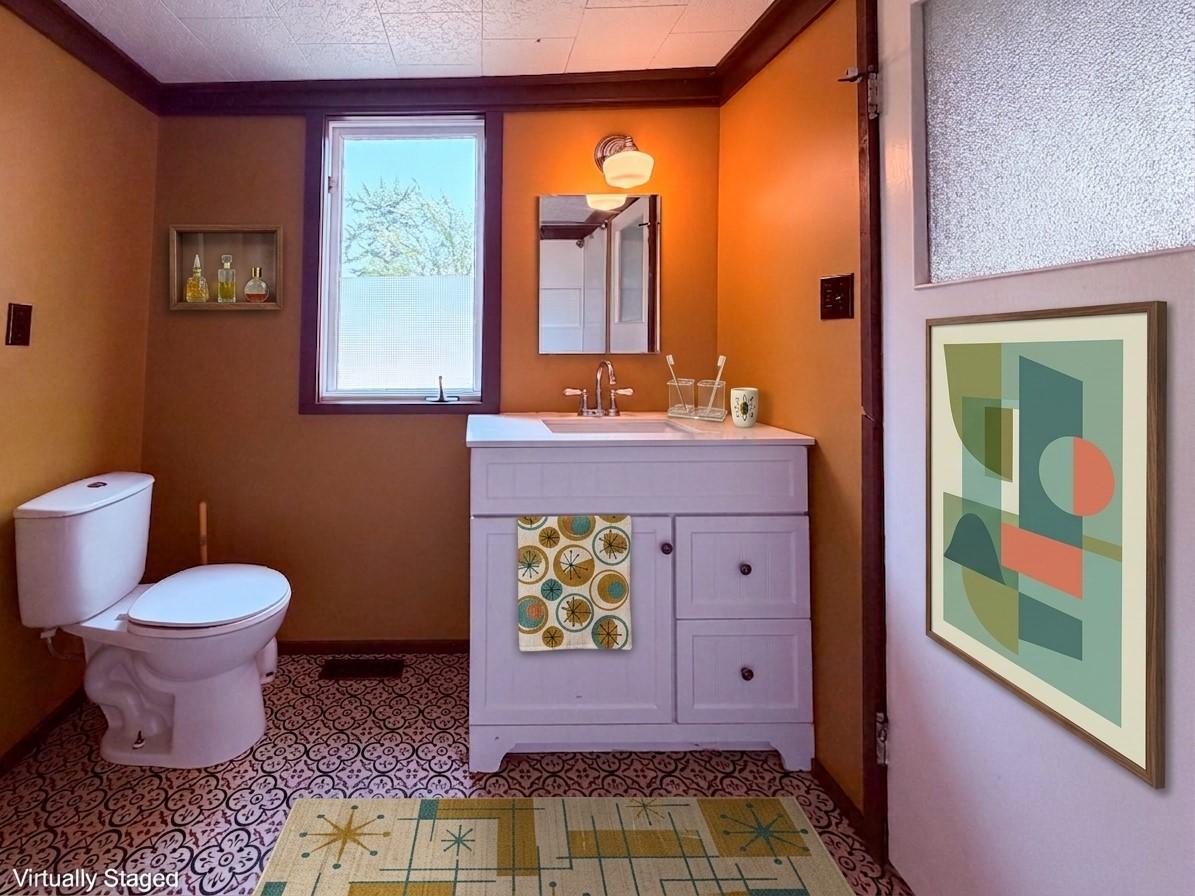 5740 95 Highway, Edgewater, BC - Indoor Photo Showing Bathroom
