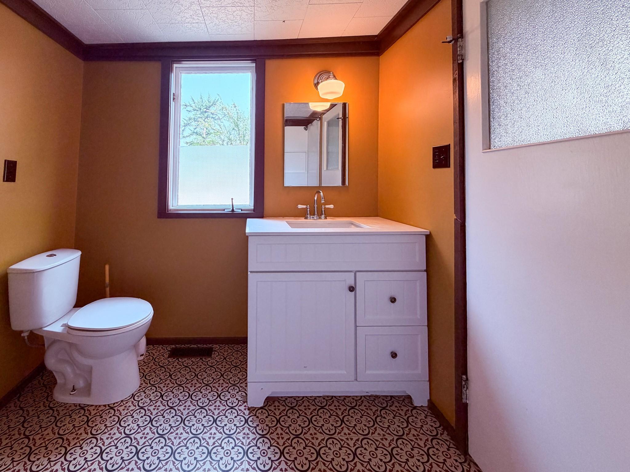 5740 95 Highway, Edgewater, BC - Indoor Photo Showing Bathroom