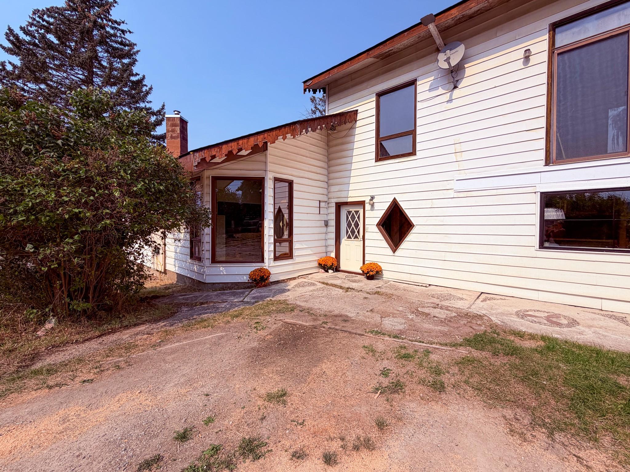 5740 95 Highway, Edgewater, BC - Outdoor