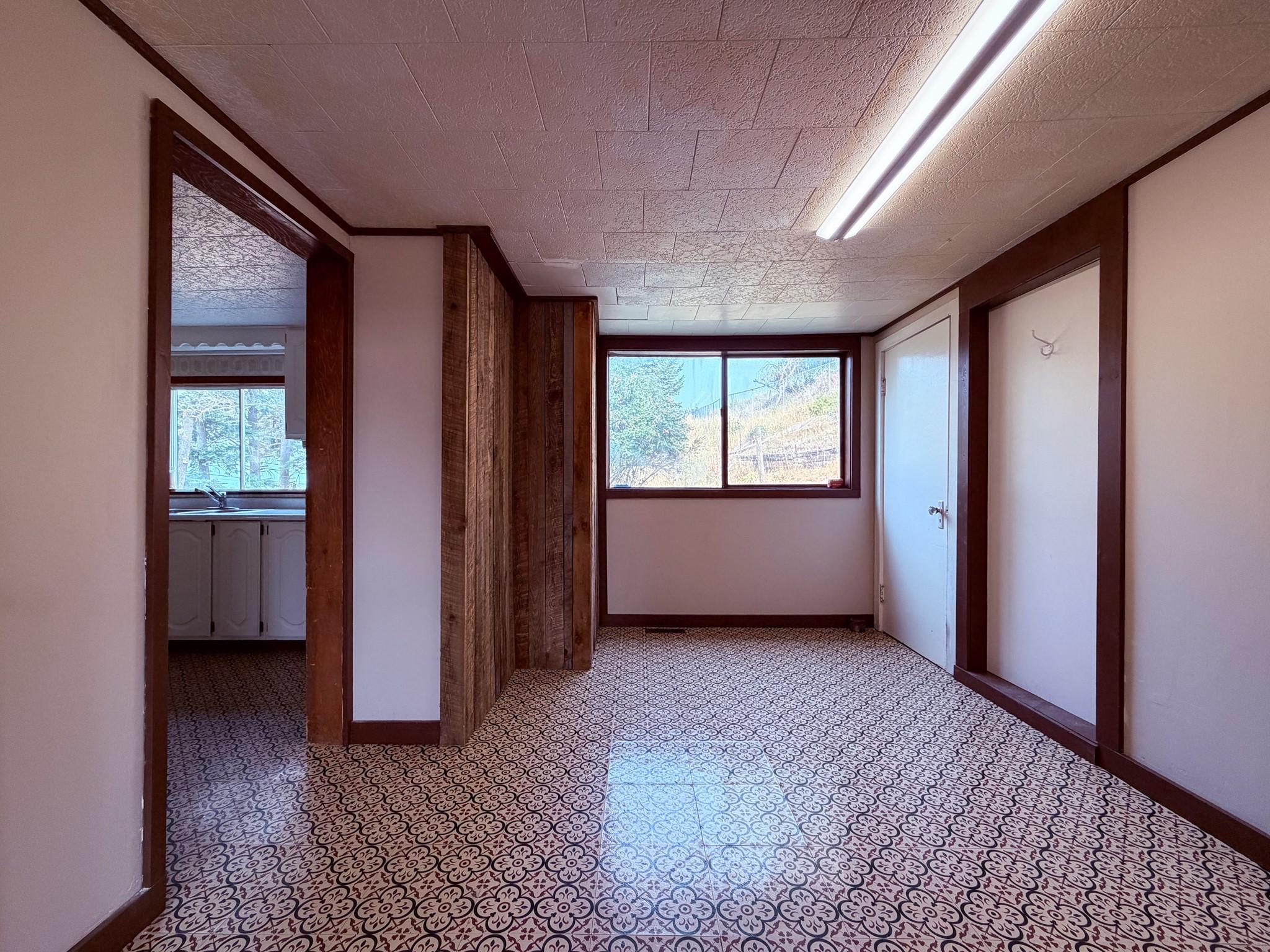 5740 95 Highway, Edgewater, BC - Indoor Photo Showing Other Room