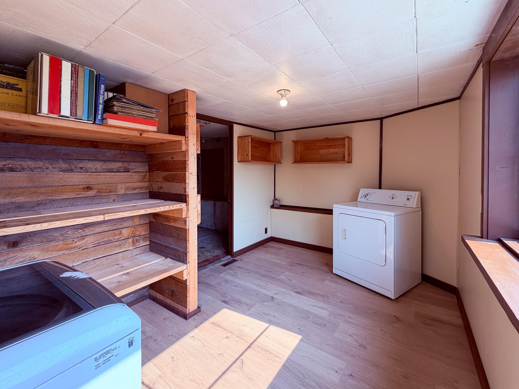5740 95 Highway, Edgewater, BC - Indoor Photo Showing Laundry Room