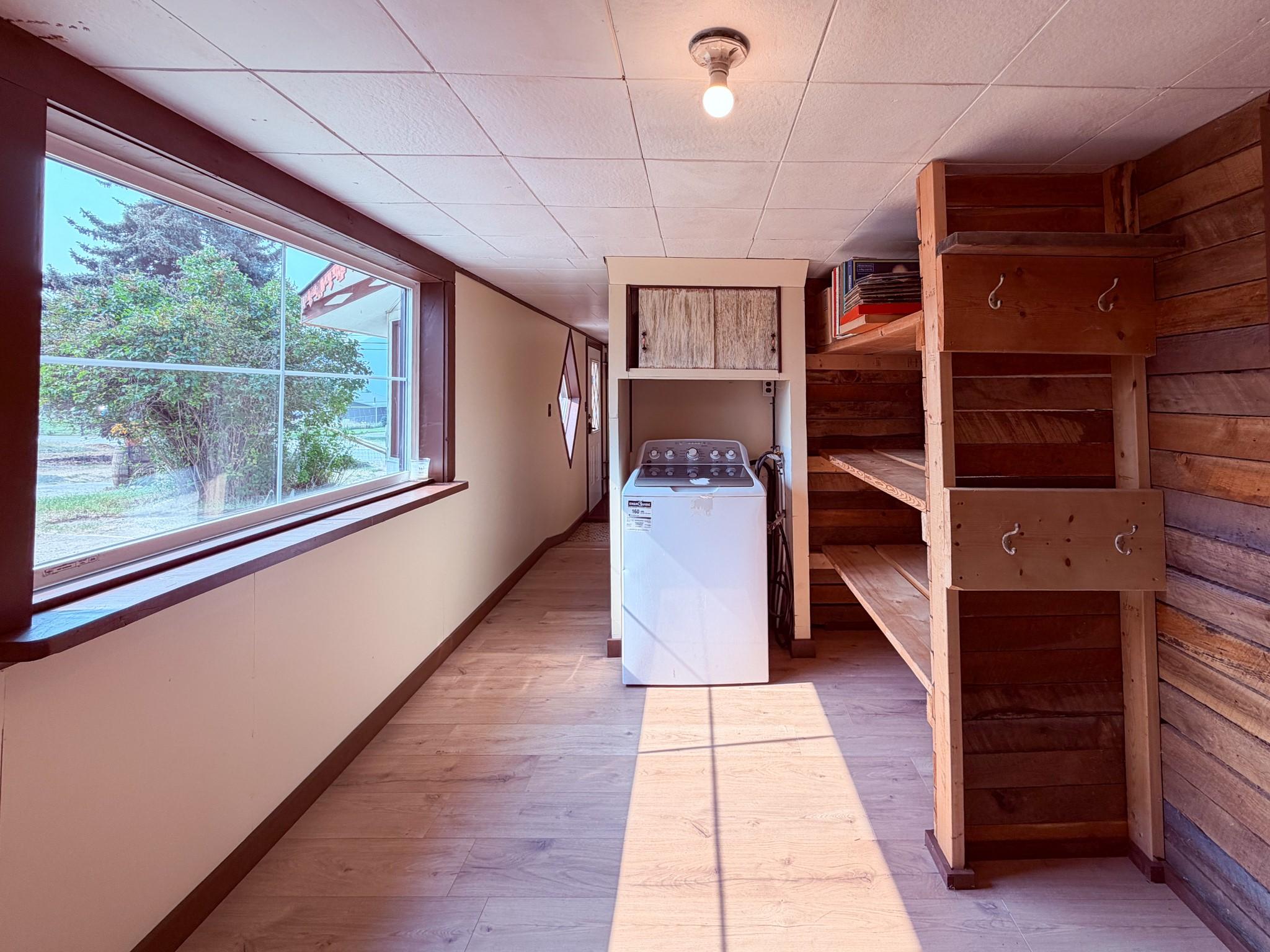 5740 95 Highway, Edgewater, BC - Indoor Photo Showing Other Room