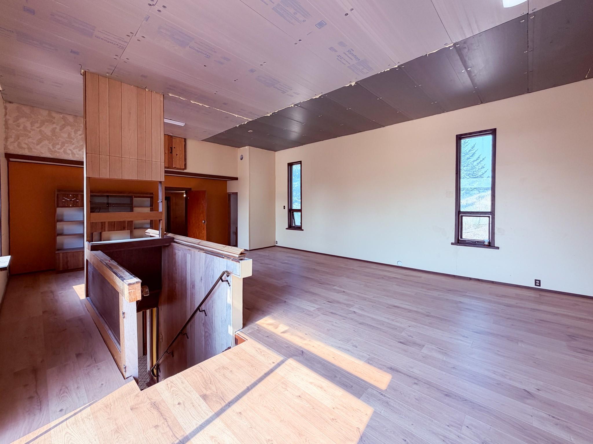 5740 95 Highway, Edgewater, BC - Indoor Photo Showing Other Room