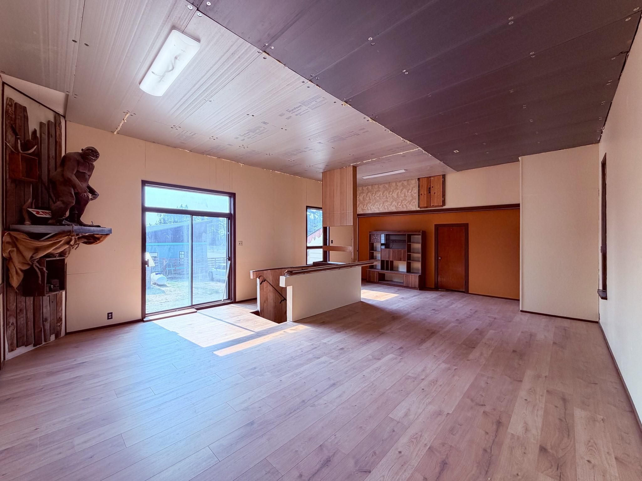 5740 95 Highway, Edgewater, BC - Indoor Photo Showing Other Room