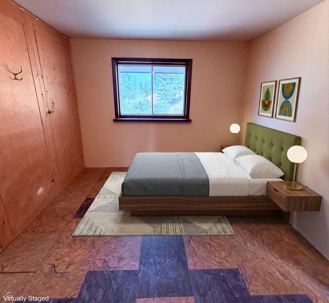 5740 95 Highway, Edgewater, BC - Indoor Photo Showing Bedroom
