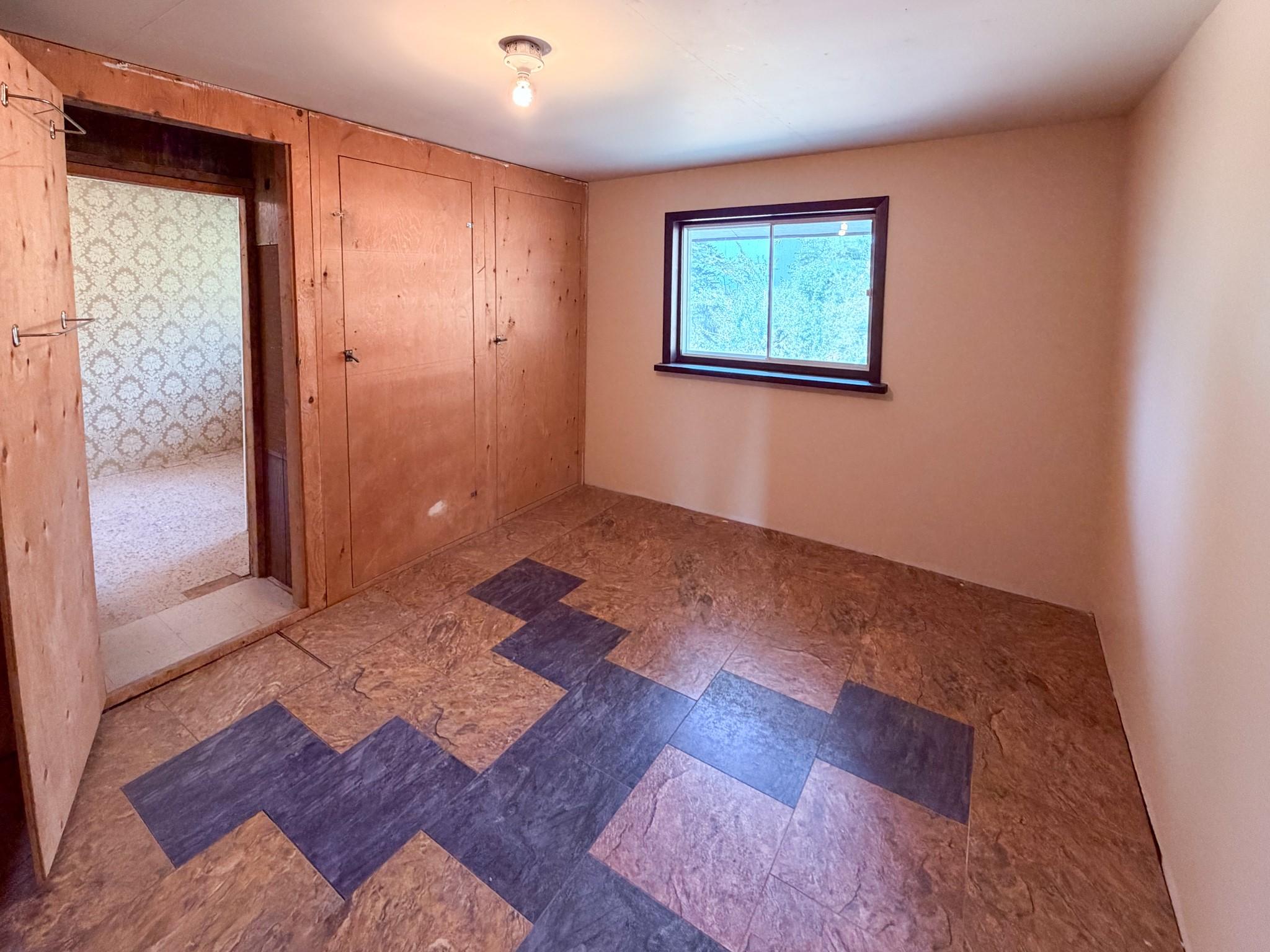 5740 95 Highway, Edgewater, BC - Indoor Photo Showing Other Room