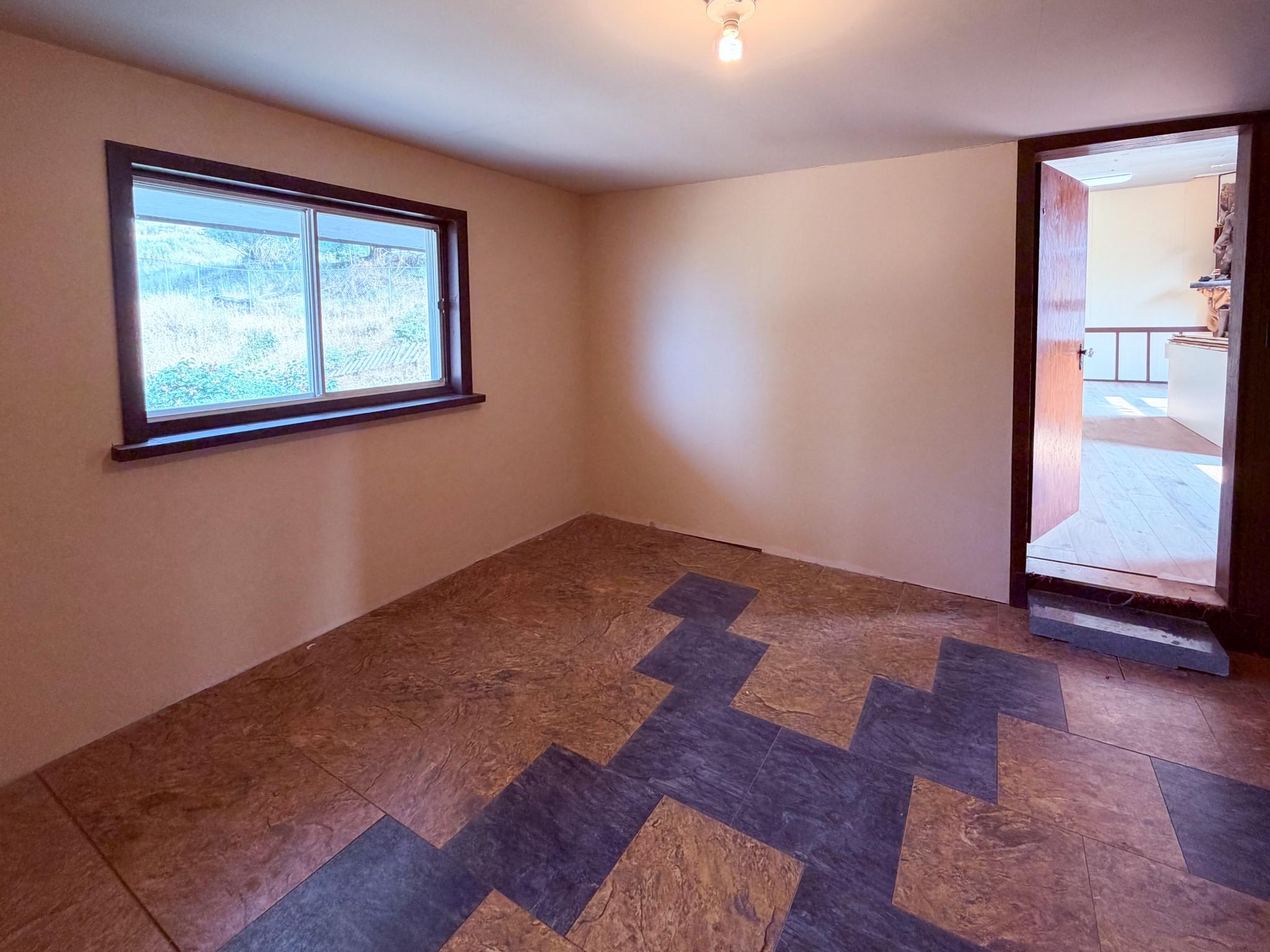 5740 95 Highway, Edgewater, BC - Indoor Photo Showing Other Room