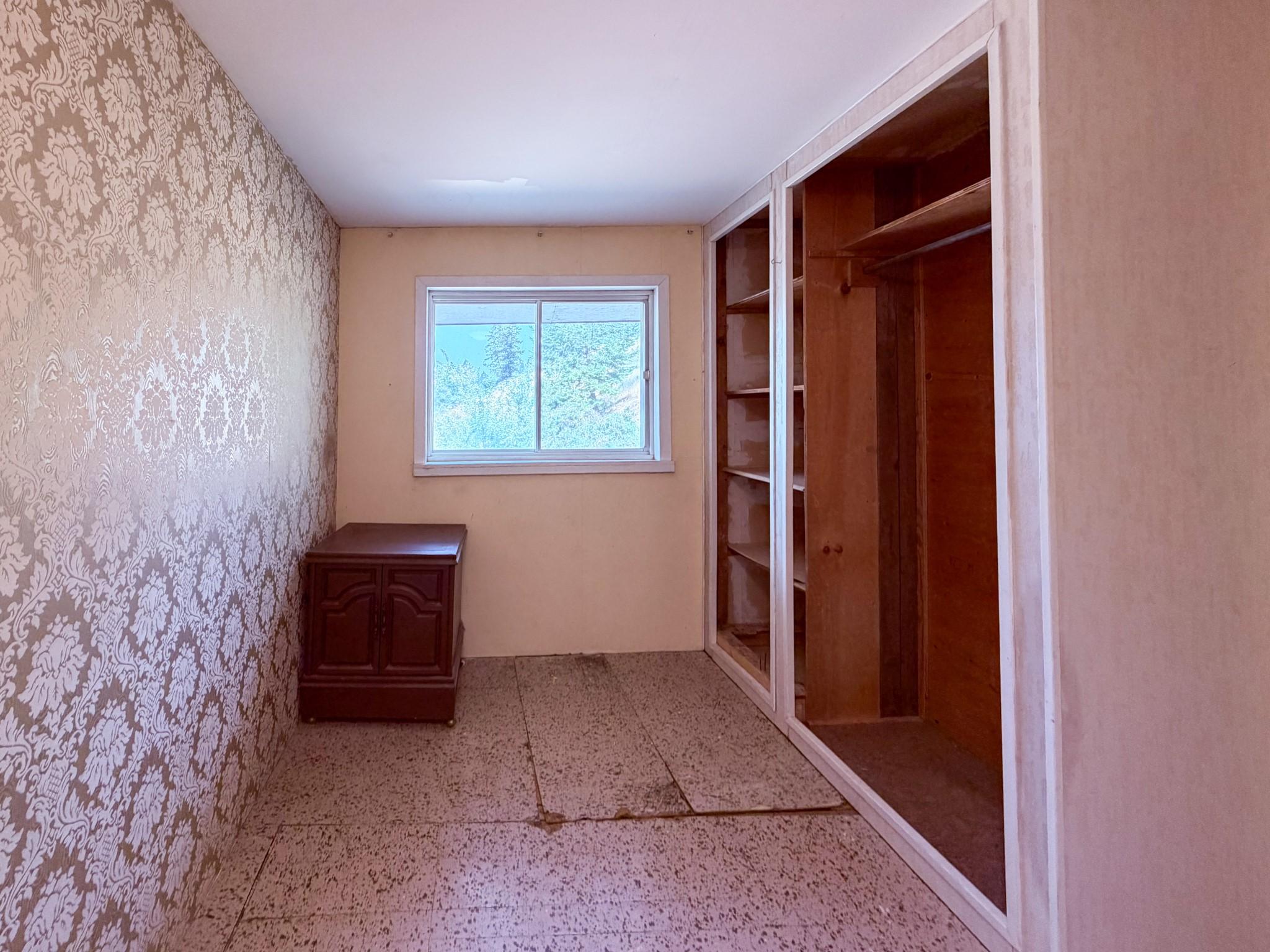 5740 95 Highway, Edgewater, BC - Indoor Photo Showing Other Room