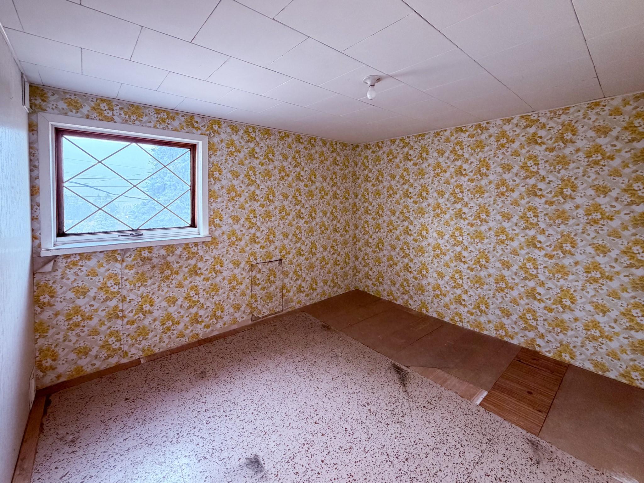 5740 95 Highway, Edgewater, BC - Indoor Photo Showing Other Room