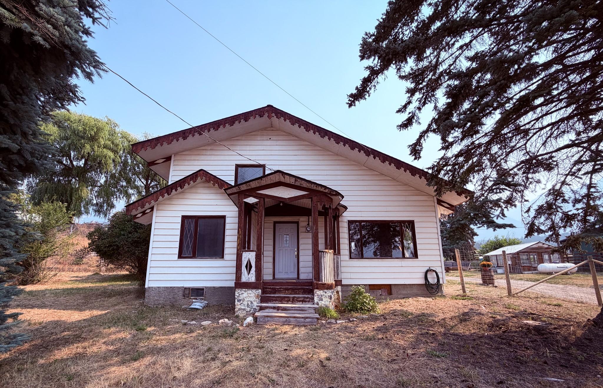 5740 95 Highway, Edgewater, BC - Outdoor