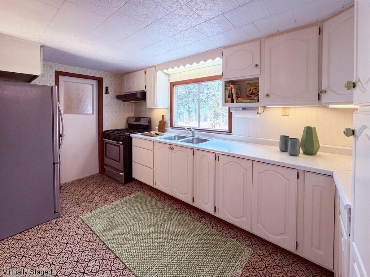 5740 95 Highway, Edgewater, BC - Indoor Photo Showing Kitchen With Double Sink