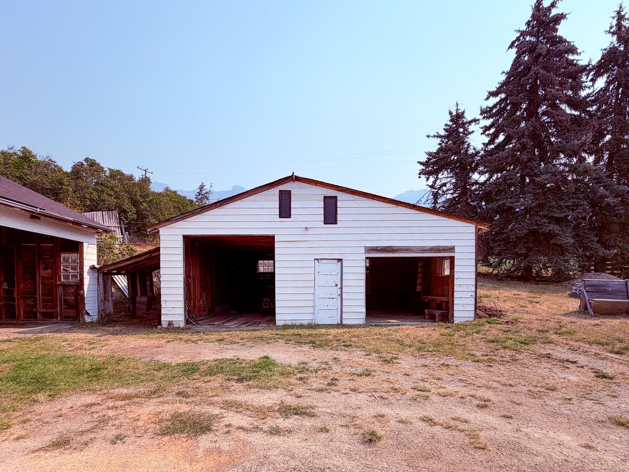 5740 95 Highway, Edgewater, BC - Outdoor With Exterior