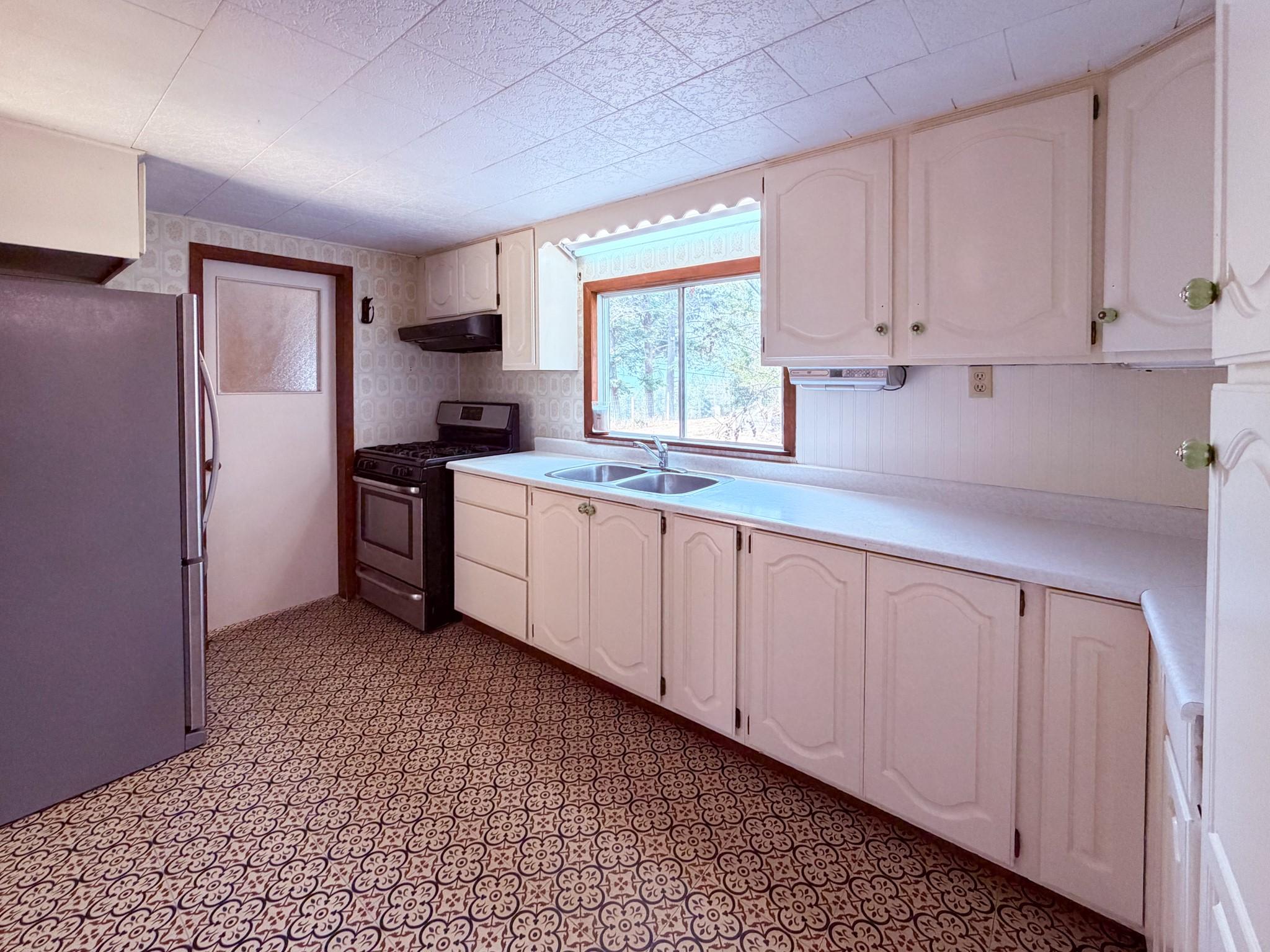 5740 95 Highway, Edgewater, BC - Indoor Photo Showing Kitchen With Double Sink