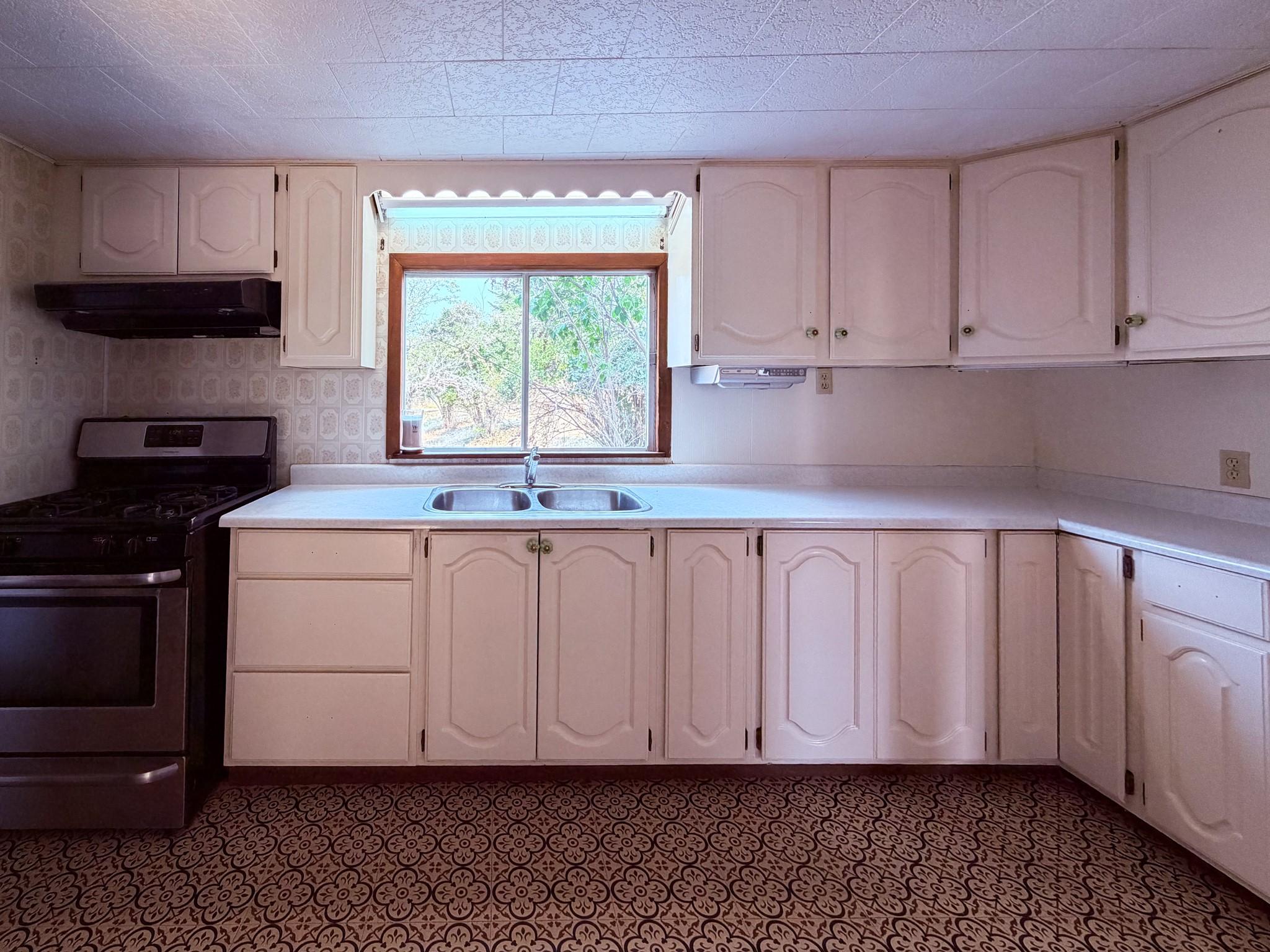 5740 95 Highway, Edgewater, BC - Indoor Photo Showing Kitchen With Double Sink