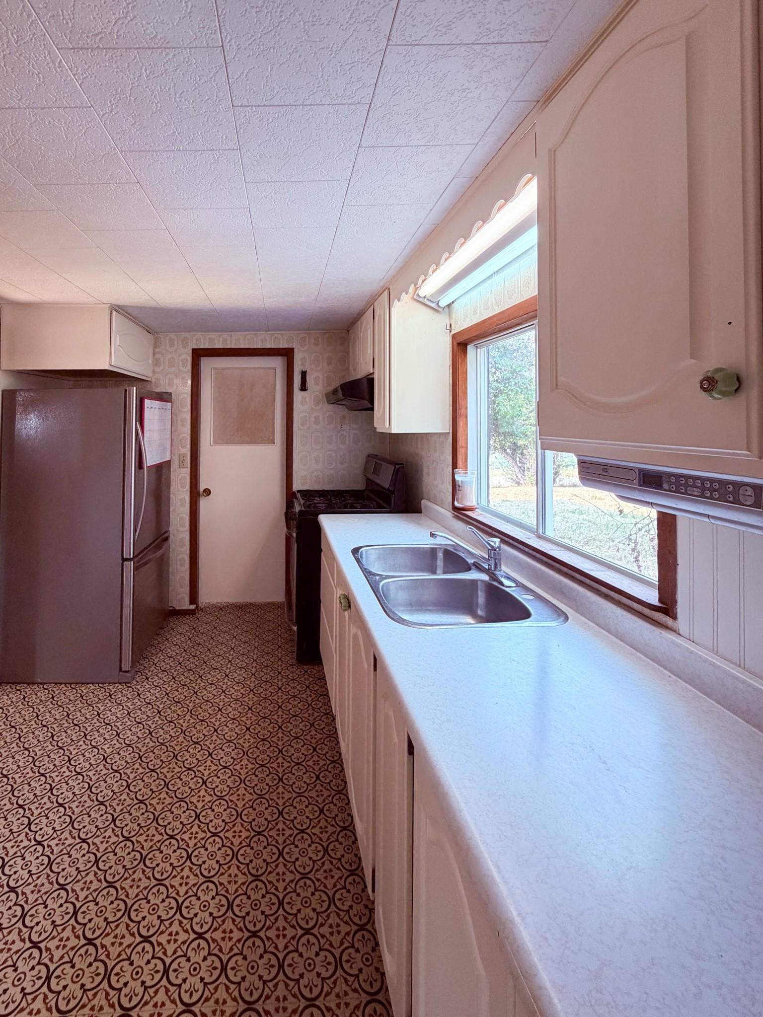 5740 95 Highway, Edgewater, BC - Indoor Photo Showing Kitchen With Double Sink