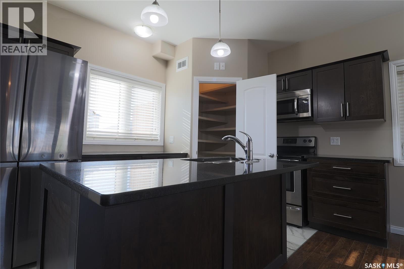 450 Geary Crescent, Saskatoon, SK - Indoor Photo Showing Kitchen With Upgraded Kitchen