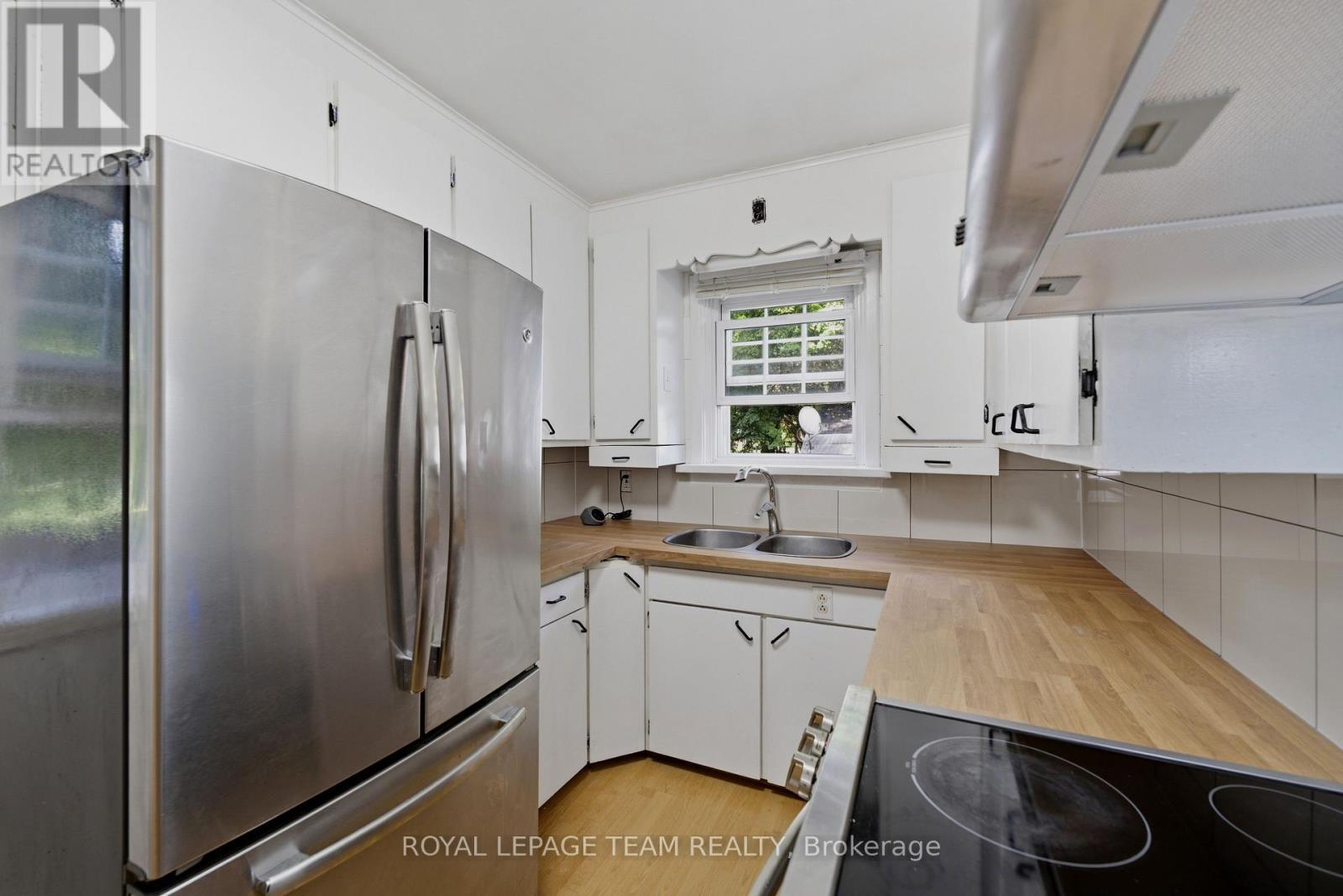 229 Daniel Avenue, Ottawa, ON - Indoor Photo Showing Kitchen With Double Sink