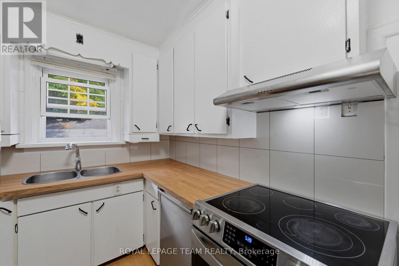 229 Daniel Avenue, Ottawa, ON - Indoor Photo Showing Kitchen With Double Sink