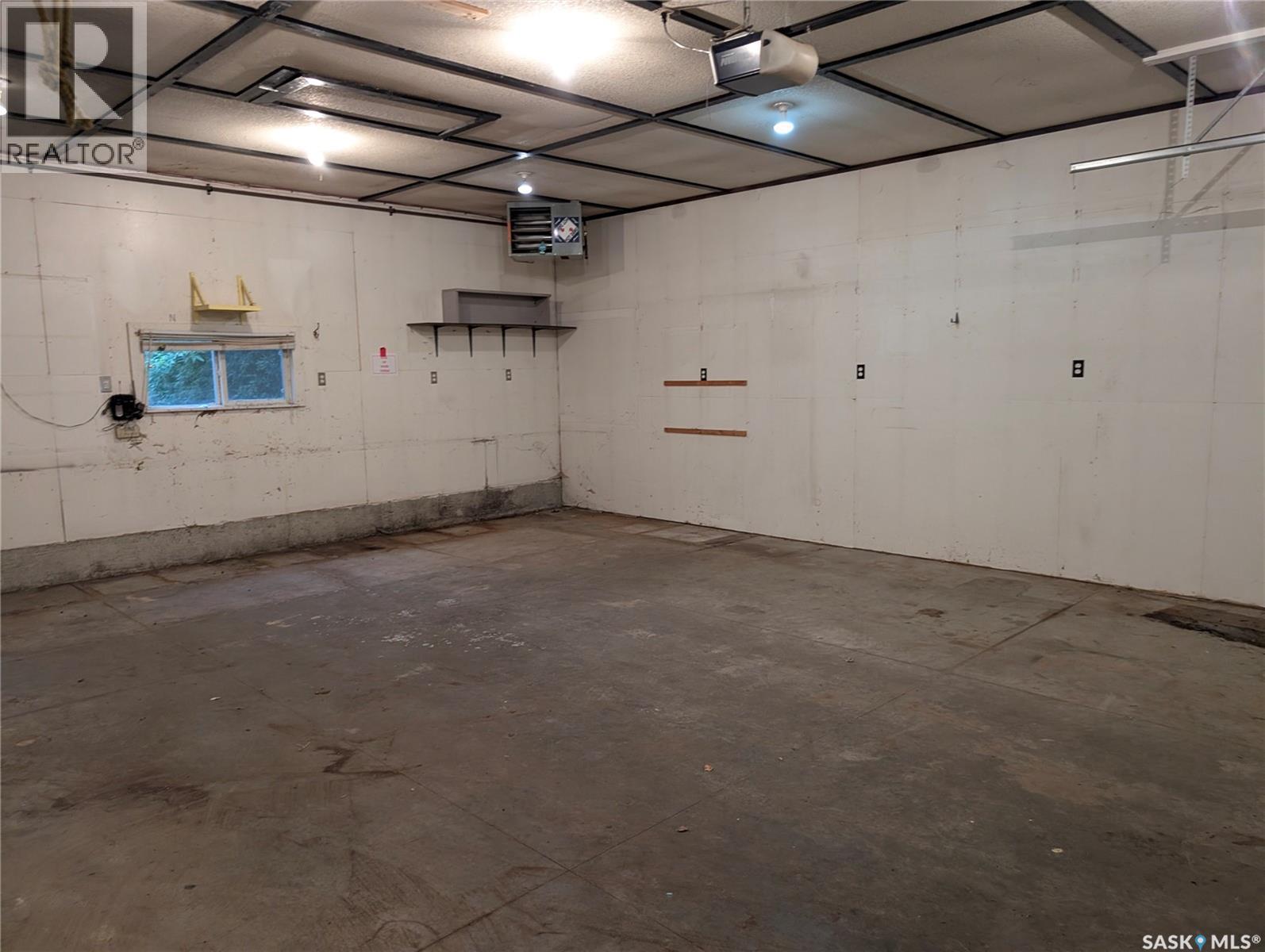 208 Carson Street, Dundurn, SK - Indoor Photo Showing Garage