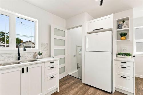 1095 Downing Street, Winnipeg, MB - Indoor Photo Showing Kitchen With Double Sink