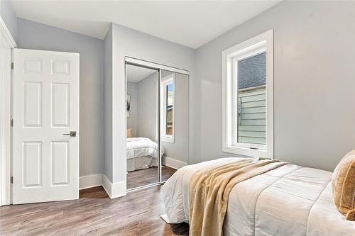 1095 Downing Street, Winnipeg, MB - Indoor Photo Showing Bedroom