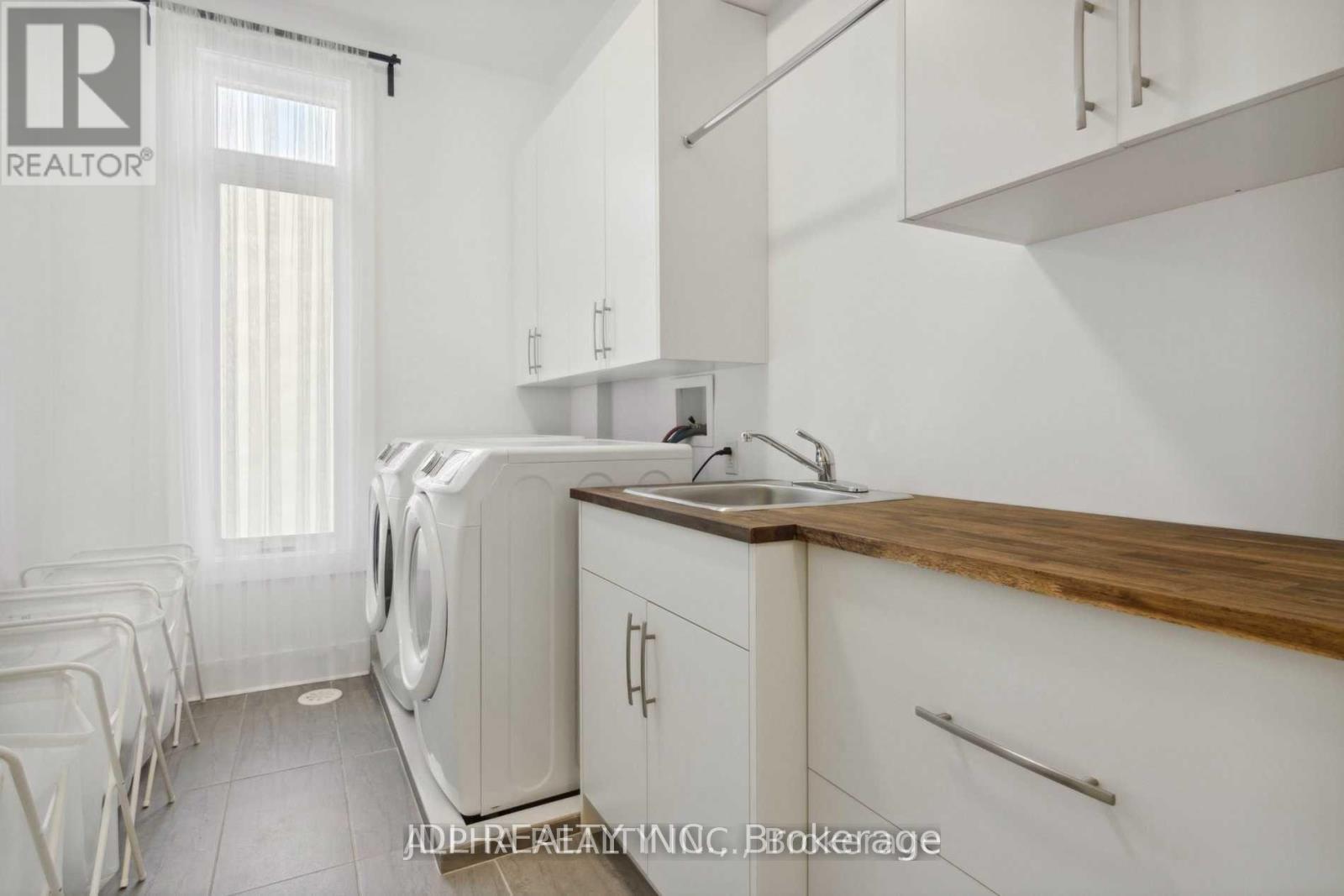 1436 Haig Boulevard, Mississauga, ON - Indoor Photo Showing Laundry Room