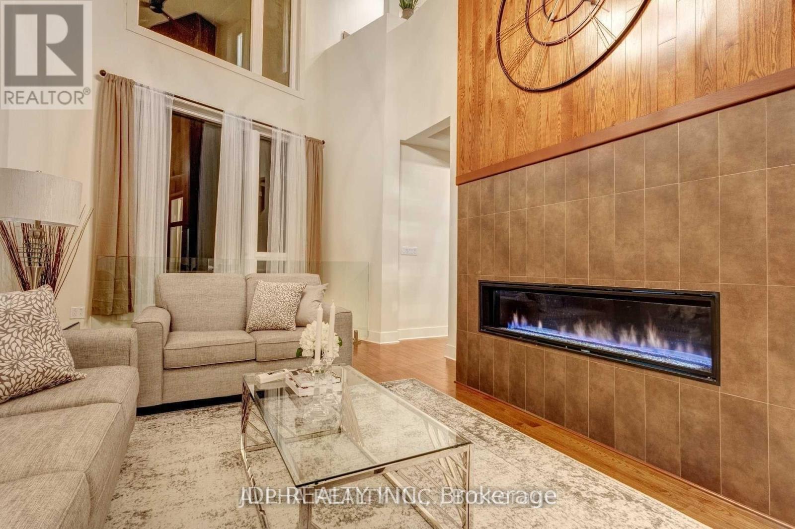 1436 Haig Boulevard, Mississauga, ON - Indoor Photo Showing Living Room With Fireplace