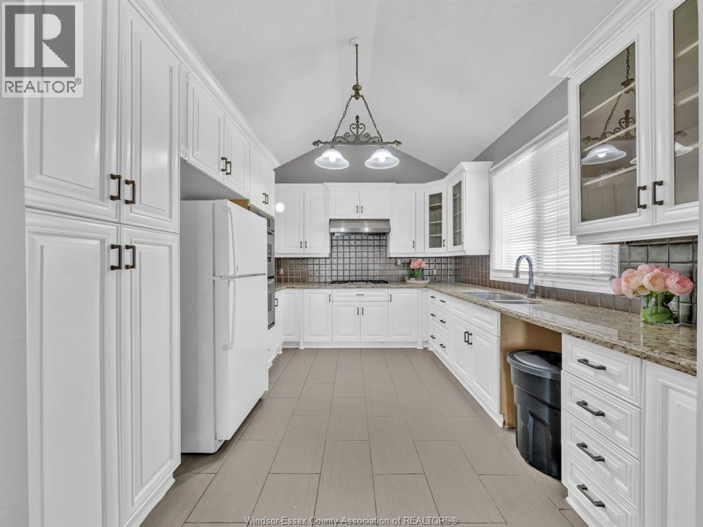 677 Marentette Unit# Upper, Windsor, ON - Indoor Photo Showing Kitchen With Double Sink With Upgraded Kitchen