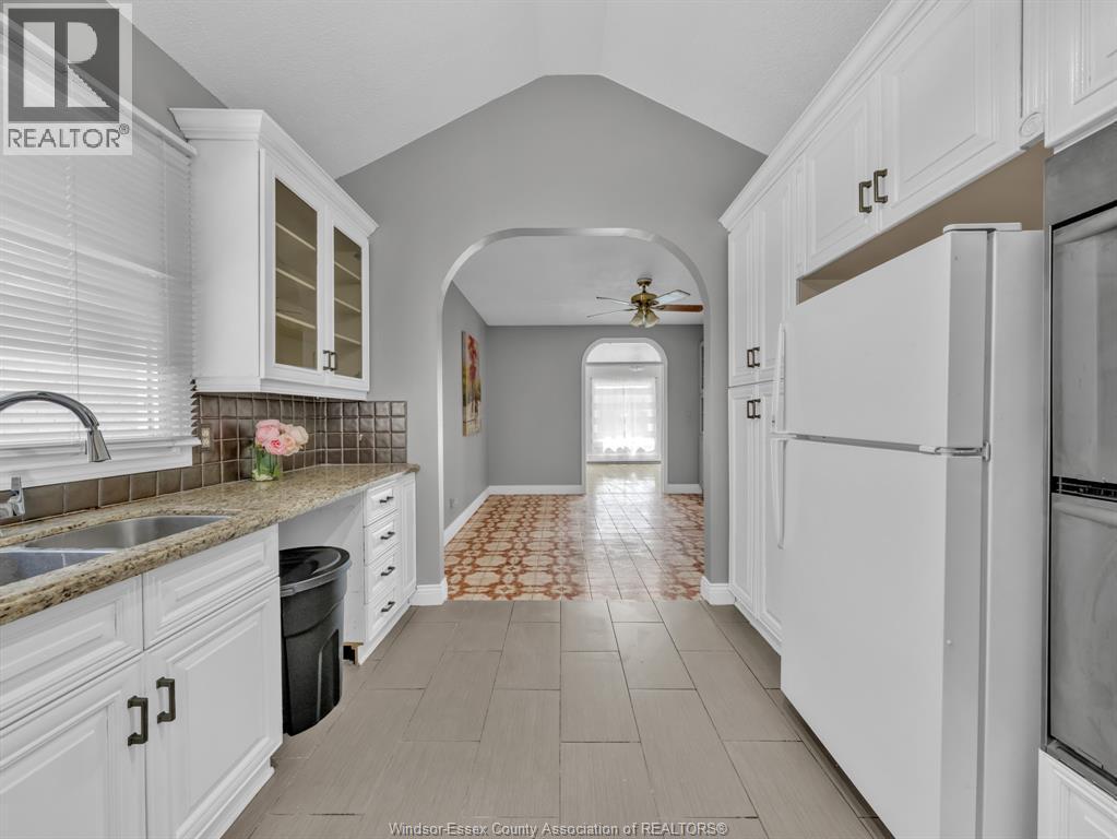 677 Marentette Unit# Upper, Windsor, ON - Indoor Photo Showing Kitchen With Double Sink