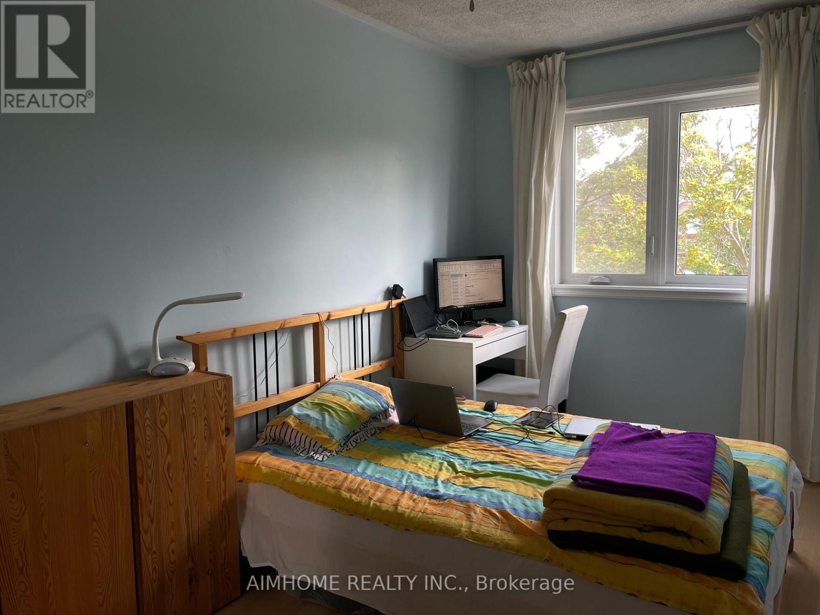 6928 Glory Court, Mississauga, ON - Indoor Photo Showing Bedroom