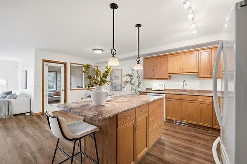 C 306 Fairhaven Road, Winnipeg, MB - Indoor Photo Showing Kitchen