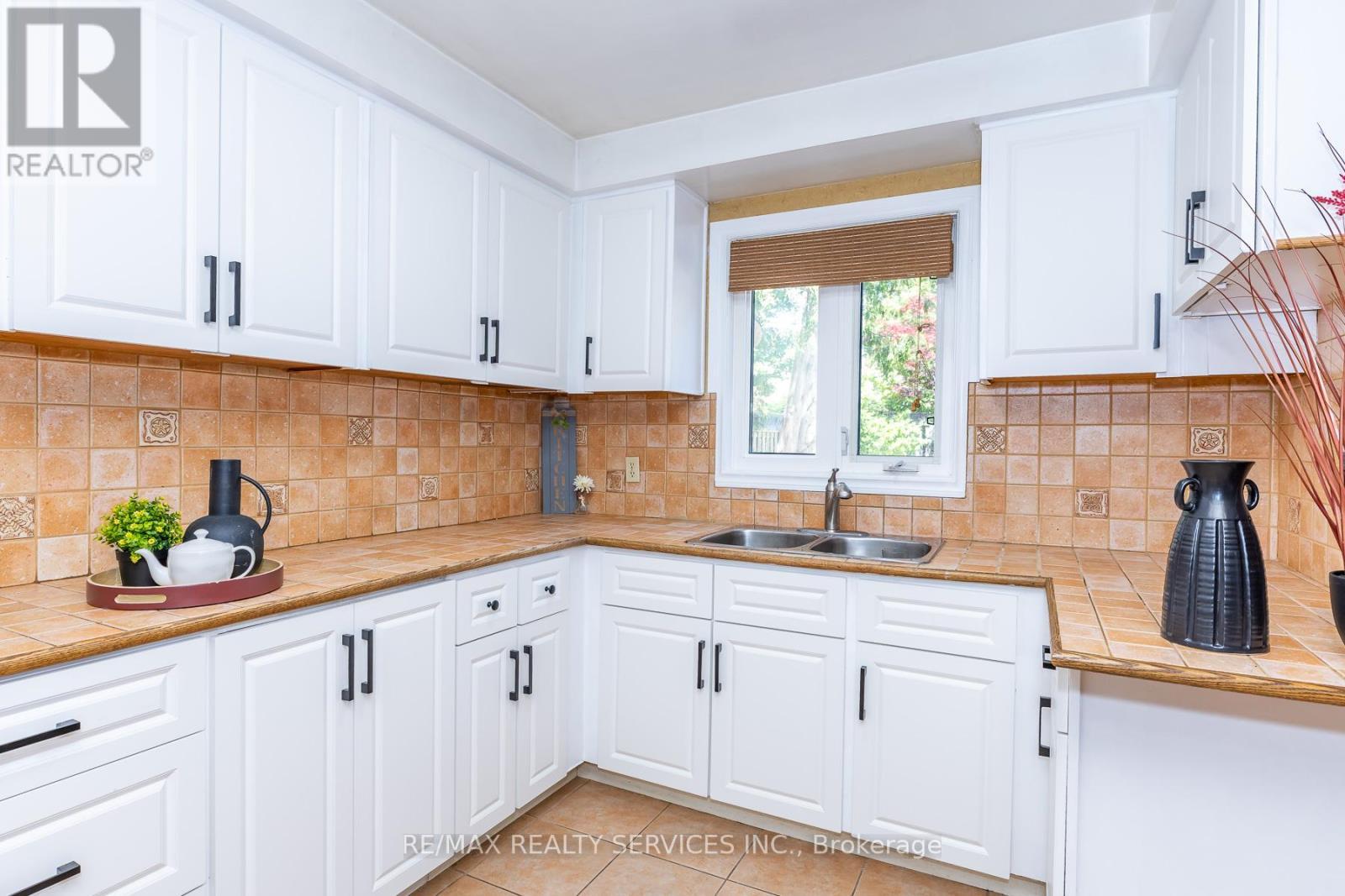1217 Gloucester Square, Pickering, ON - Indoor Photo Showing Kitchen With Double Sink
