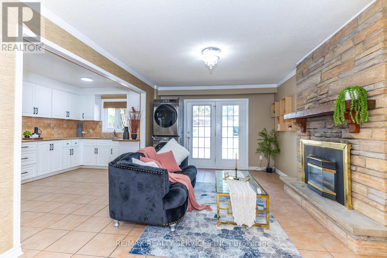 1217 Gloucester Square, Pickering, ON - Indoor With Fireplace